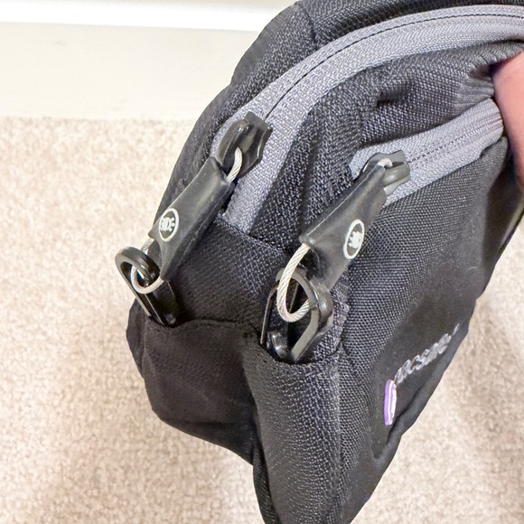 Pacsafe Anti-theft Waist Pack - Picture 4 of 6